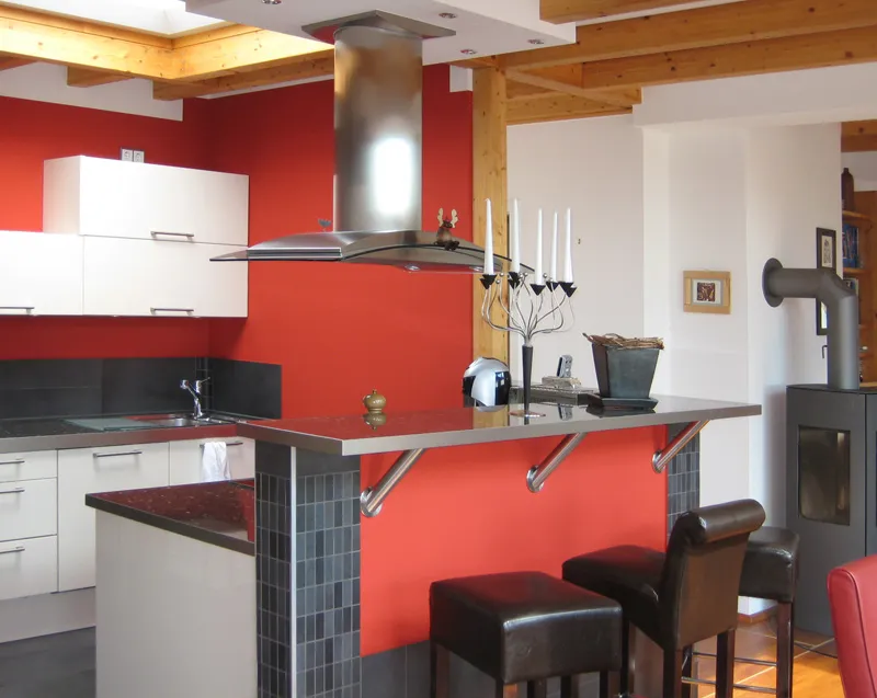 Küche mit roter Akzentwand