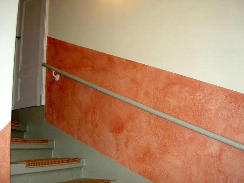 Treppenhaus mit Wischtechnik in Terrakotta