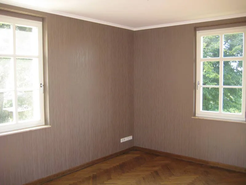 Raum mit strukturierter Tapete in Taupe