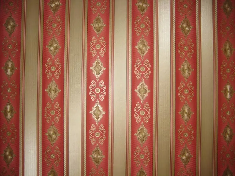 Streifentapete in Rot und Gold