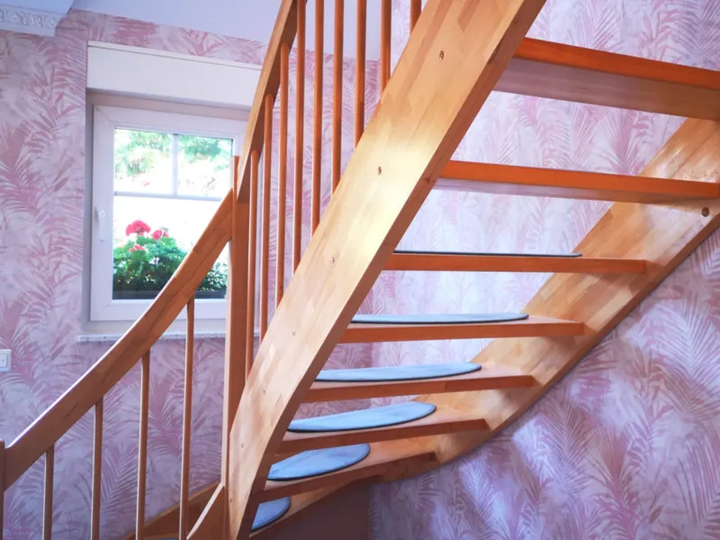 Holztreppe vor Wand in Rosé